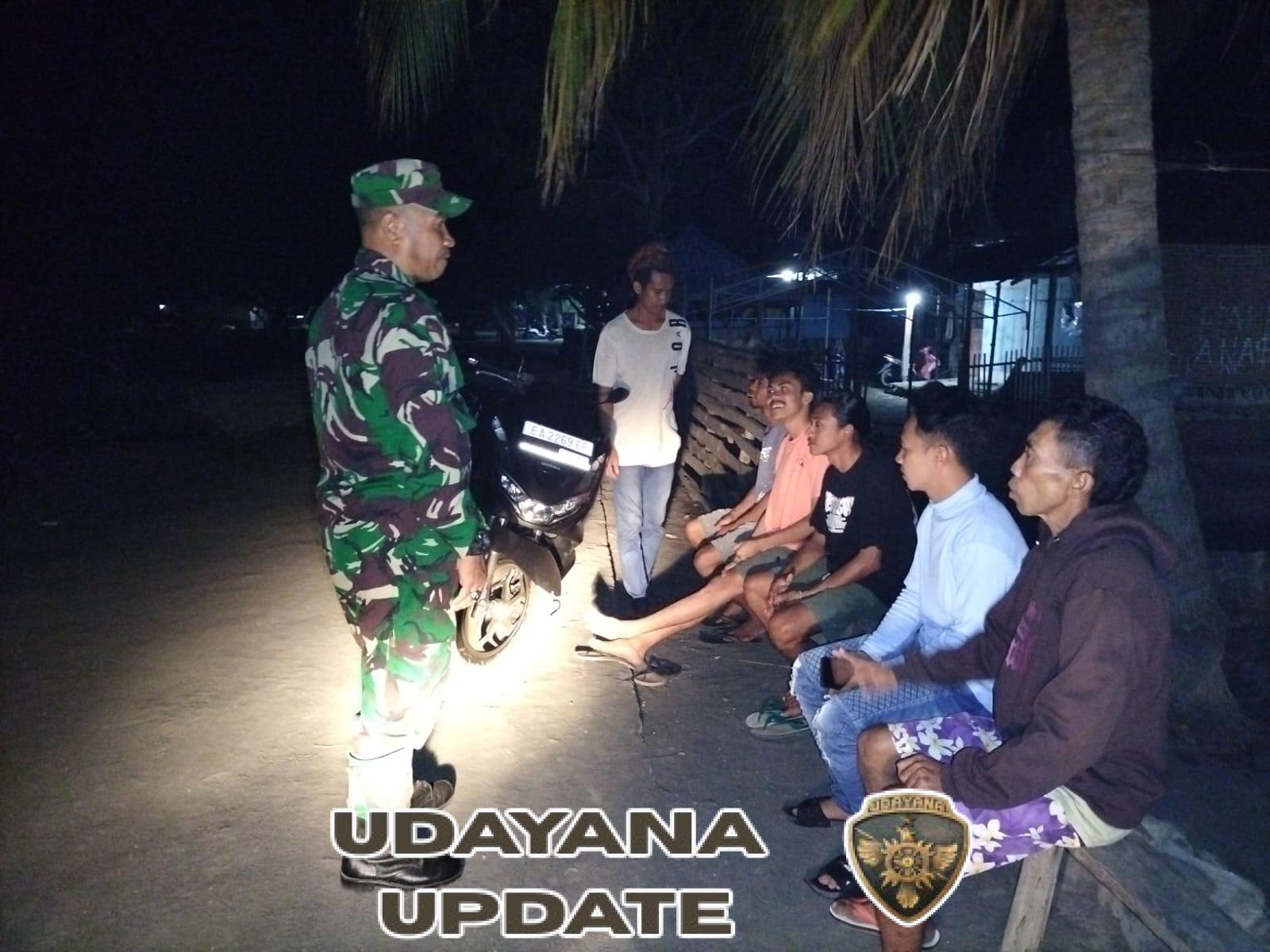 Babinsa Sertu Abdul Faid Gelar Patroli dan Kongkow Bersama Warga Desa Oi Panihi