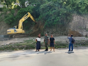 Babinsa Bersama Aparat Desa Gelar Karya Bakti, Ciptakan Lingkungan Bersih dan Sehat