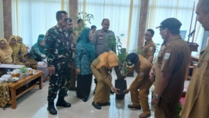 Danramil 1628-01/Taliwang Hadiri Launching Pemberian Bibit Tanaman GGM Kabupaten Sumbawa Barat