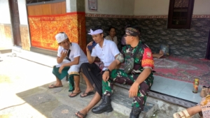 Babinsa Desa Budeng Sinergikan Adat dan Keamanan Saat Upacara Mesangih Massal di Jembrana