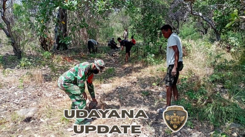 Jelang Pekerjaan Rabat, Babinsa Koramil 1603-02/Tlb Ajak Warga Bersihkan Jalan Desa Hoder