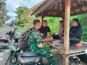 Wujudkan Kamtibmas Kondusif, Babinsa Tembuku dan Bhabinkamtibmas Laksanakan Komsos dengan Warga