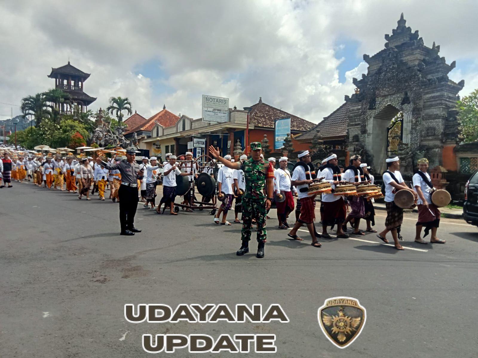 Wujud Sinergi TNI-Polri dan Pecalang, Babinsa Cempaga Pimpin Pengamanan Kegiatan Mendak Betara di Desa Cempaga