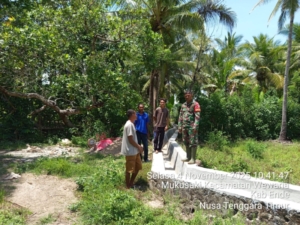 Babinsa Koramil 1602-03/Detusoko Dampingi Kelompok Tani Embu Lesu Bangun Irigasi 300 Meter