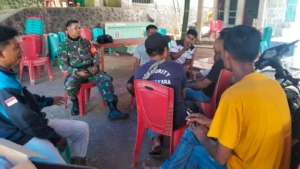 Babinsa 1602-01/Ende Dampingi Pemuda Sokoria Jaga Keamanan dan Kekompakan