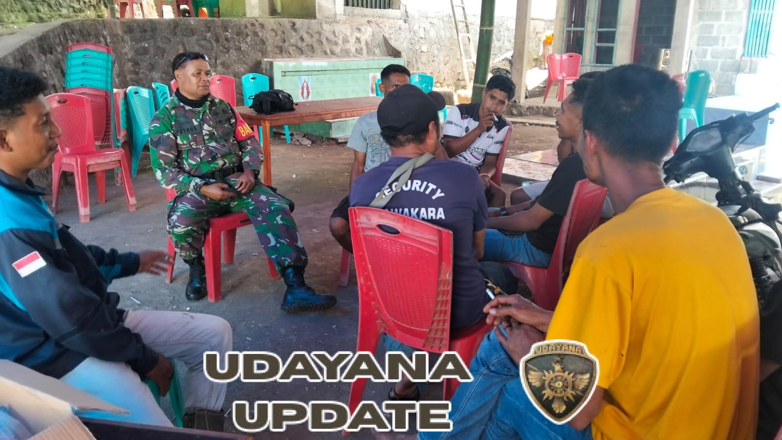 Babinsa 1602-01/Ende Dampingi Pemuda Sokoria Jaga Keamanan dan Kekompakan