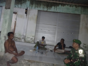 Babinsa Koramil 1628-02/Sekongkang Laksanakan Patroli Malam, Ingatkan Warga Jaga Keamanan Lingkungan