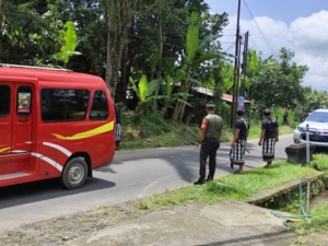 Babinsa dan Bhabinkamtibmas Taro Jaga Ketertiban saat Upacara Sakral di Pura Dalem Tatag