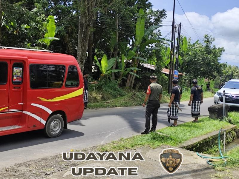 Babinsa dan Bhabinkamtibmas Taro Jaga Ketertiban saat Upacara Sakral di Pura Dalem Tatag