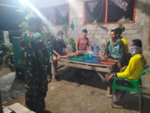 Babinsa Rababaka Ajak Warga Waspada Banjir dan Tanah Longsor di Musim Hujan