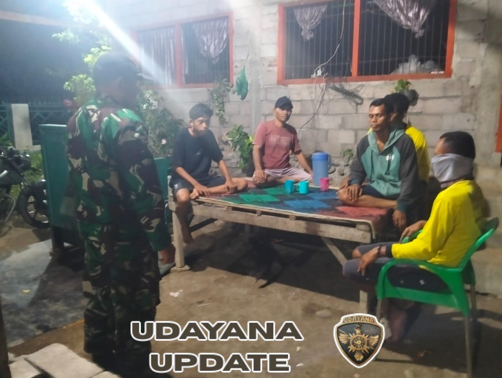 Babinsa Rababaka Ajak Warga Waspada Banjir dan Tanah Longsor di Musim Hujan