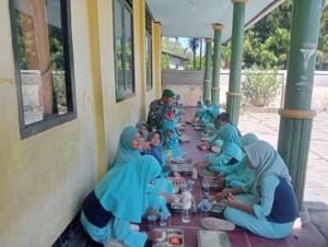 Babinsa Koramil 1628-05/Jereweh Dampingi Program Makan Bergizi Gratis di SDN 3 Jereweh