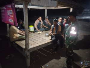 Babinsa Pekat Ajak Warga Dusun Tanjung Pasir Tingkatkan Kewaspadaan Malam Hari