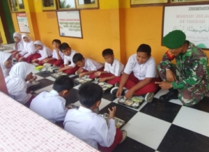 Babinsa Seteluk Dampingi Program Makan Bergizi Gratis di SDN 2 Seteluk