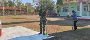 Lingkungan Bersih, Kerja Nyaman, Babinsa dan ASN Insana Barat Bergotong Royong di Kantor Camat