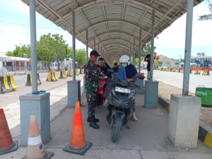 Babinsa Koramil 1628-04/Poto Tano Laksanakan Pengamanan di Pelabuhan Penyeberangan