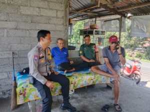 Wujudkan Kondusivitas Wilayah, Babinsa Rangdu Laksanakan Komsos Bersama Tokoh Masyarakat