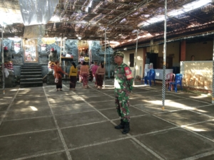 Gotong Royong Babinsa Anturan Dalam Pengamanan Upacara Masang Wastra Pelinggih