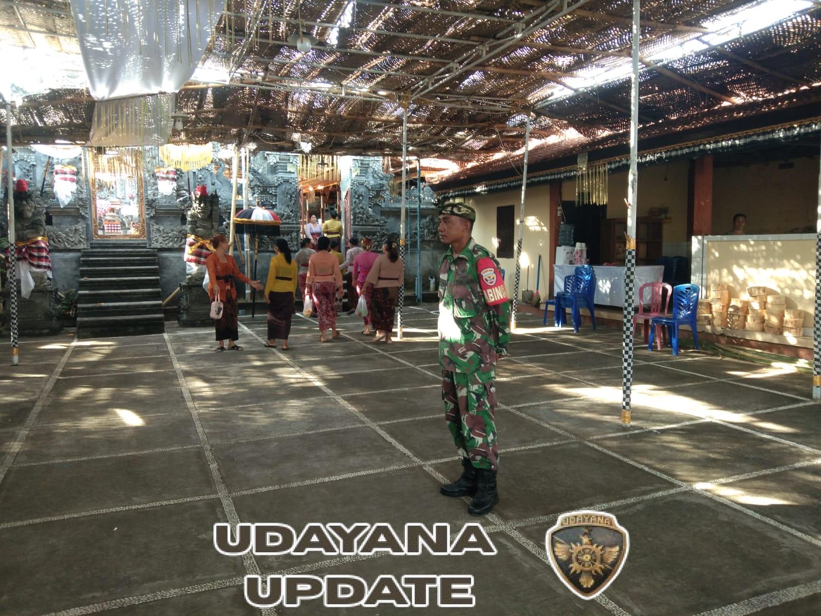 Gotong Royong Babinsa Anturan Dalam Pengamanan Upacara Masang Wastra Pelinggih