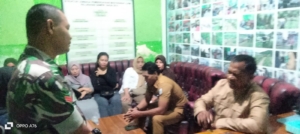 Babinsa Koramil 1628-01/Taliwang Mediasi Perselisihan Warga Sampir dan Dalam Secara Damai
