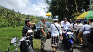 Babinsa Desa Sangkan Gunung 1623-04/Sidemen bersama Pecalang amankan upacara Melasti.