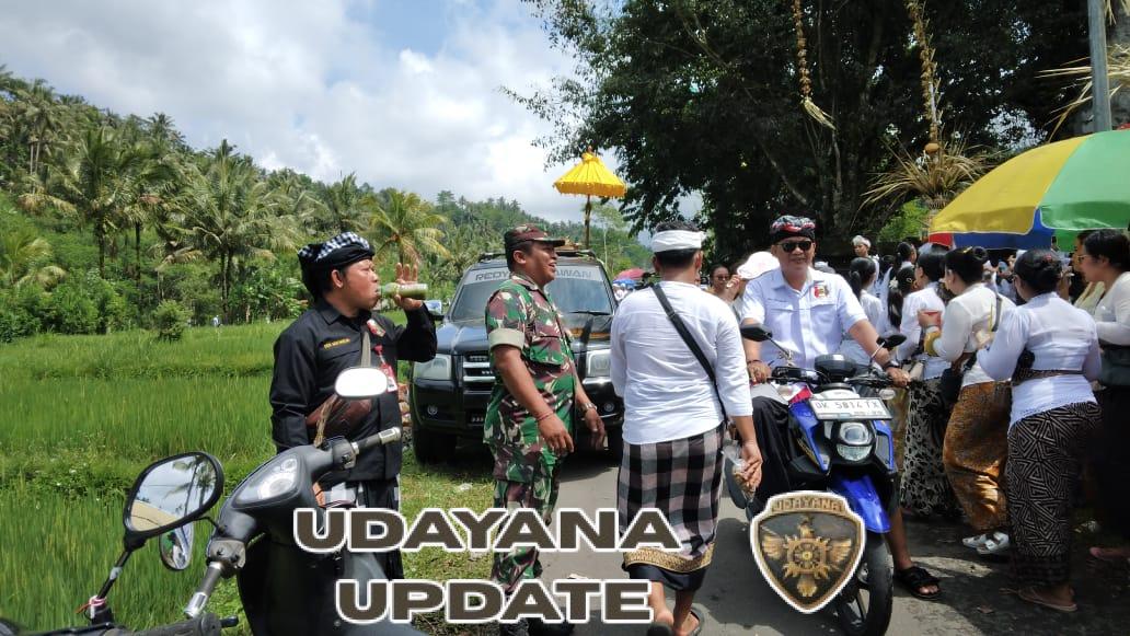 Babinsa Desa Sangkan Gunung 1623-04/Sidemen bersama Pecalang amankan upacara Melasti.