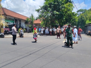 Babinsa Desa Nyuhtebel Koramil 1623-05/Manggis Lakukan pengawalan Upacara Melasti