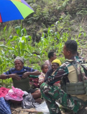 Satgas Yonif 743/PSY Pos Merah Putih Hadir Membawa Senyum dan Kasih di Kampung Ginik