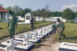 Rawat Makam Para Pahlawan Bangsa, Personil TNI Kodim Belu Bersihkan TMP Seroja Haliwen