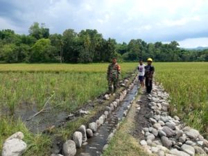 Babinsa Koramil 1602-03/Detusoko Dampingi Petani Bangun Irigasi di Desa Nuangenda