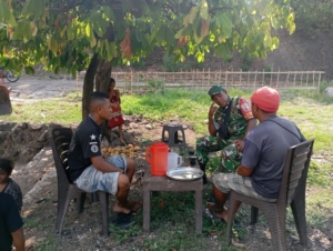 Babinsa Koramil 1602-04/Maurole Laksanakan Pamwil dan Komsos di Desa Loboniki