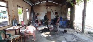 Babinsa Koramil 1602-02/Wolowaru Gelar Karya Bakti Bersama Warga Desa Serandori