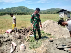 Babinsa Koramil 04 Dampingi Kelompok Tani Sukseskan Pembangunan Irigasi di Desa Ranakolo