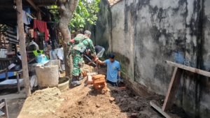 Babinsa Ampenan Tengah dan Warga Kompak Perbaiki Drainase