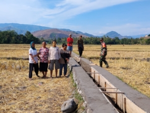 Babinsa Koramil 04 Dampingi Pengerjaan Irigasi di Desa Kotabaru