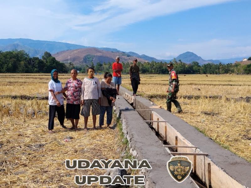 Babinsa Koramil 04 Dampingi Pengerjaan Irigasi di Desa Kotabaru