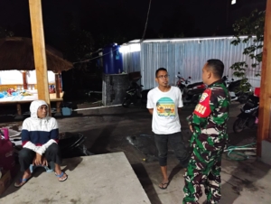 Babinsa Sembalun Ajak Pemuda Hindari Miras dan Narkoba Saat Patroli Malam di Dusun Mentagi
