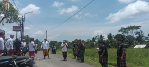 Kantor Baru, Semangat Baru, Babinsa Sumita Ikut Rayakan Pemelaspasan Kantor Desa