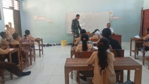 Wujud Kemanunggalan TNI-Rakyat, Babinsa Lembor Beri Pengajaran Matematika di SDN Malawatar