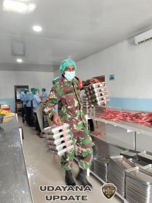 Babinsa Koramil 1627-02/Pantai Baru Dampingi Pemberian Makanan Sehat Bergizi untuk 3.093 Siswa di Kecamatan Pantai Baru