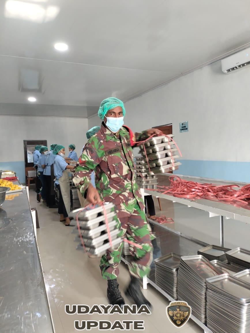 Babinsa Koramil 1627-02/Pantai Baru Dampingi Pemberian Makanan Sehat Bergizi untuk 3.093 Siswa di Kecamatan Pantai Baru