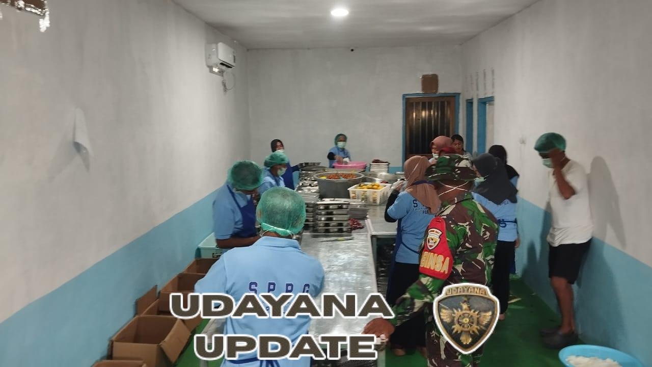 Babinsa Rote Timur Dampingi Pemberian Makanan Bergizi untuk 2.905 Siswa di Kecamatan Rote Timur