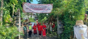 Babinsa Sangkar Agung Sertu Yumatrius Koloman Kawal Jalannya Upacara Keagamaan dengan Aman dan Khidmat