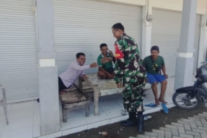 Babinsa Kelanir Jalin Kedekatan dengan Warga Melalui Komsos