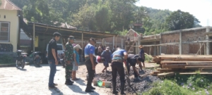 Babinsa Koramil 1602-02 Wolowaru Gelar Karya Bakti dan Pamwil Bersama Warga Watuneso