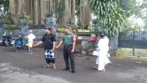 Wujud Kepedulian Babinsa, Dukung Kelancaran Ibadah Umat di Desa Adat Padpadan