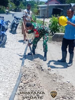 Babinsa Koramil 1621-01/SoE Bantu Warga Desa Nulle Pasang Pipa Air Bersih