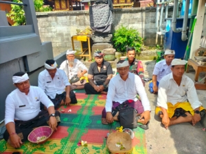 Babinsa Koramil Klungkung Hadiri Persembahyangan Di Pura Kelurahan Semarapura Kauh