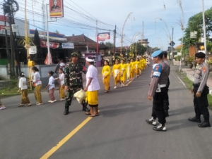 Upacara Keagamaan Di Kusamba Dikawal Aparat TNI Polri Dan Pecalang
