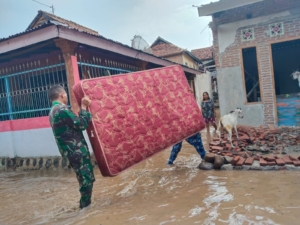 Banjir Meluap di Desa Monggo Kec. Madapangga, Rumah Warga Terendam Hingga 10 RT